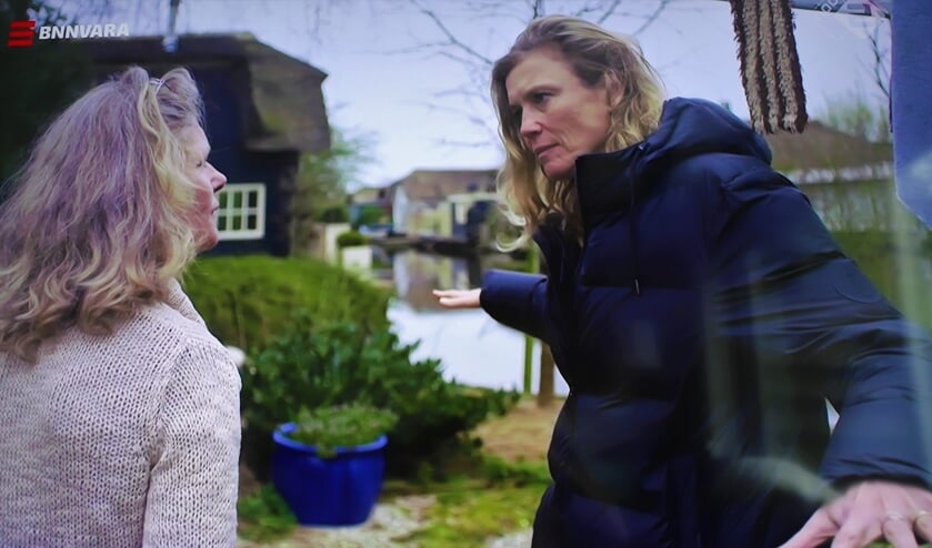 Sophie Hilbrand met ‘frontvrouw’ Kim Wittop Koning in ‘oorlogsgebied’.