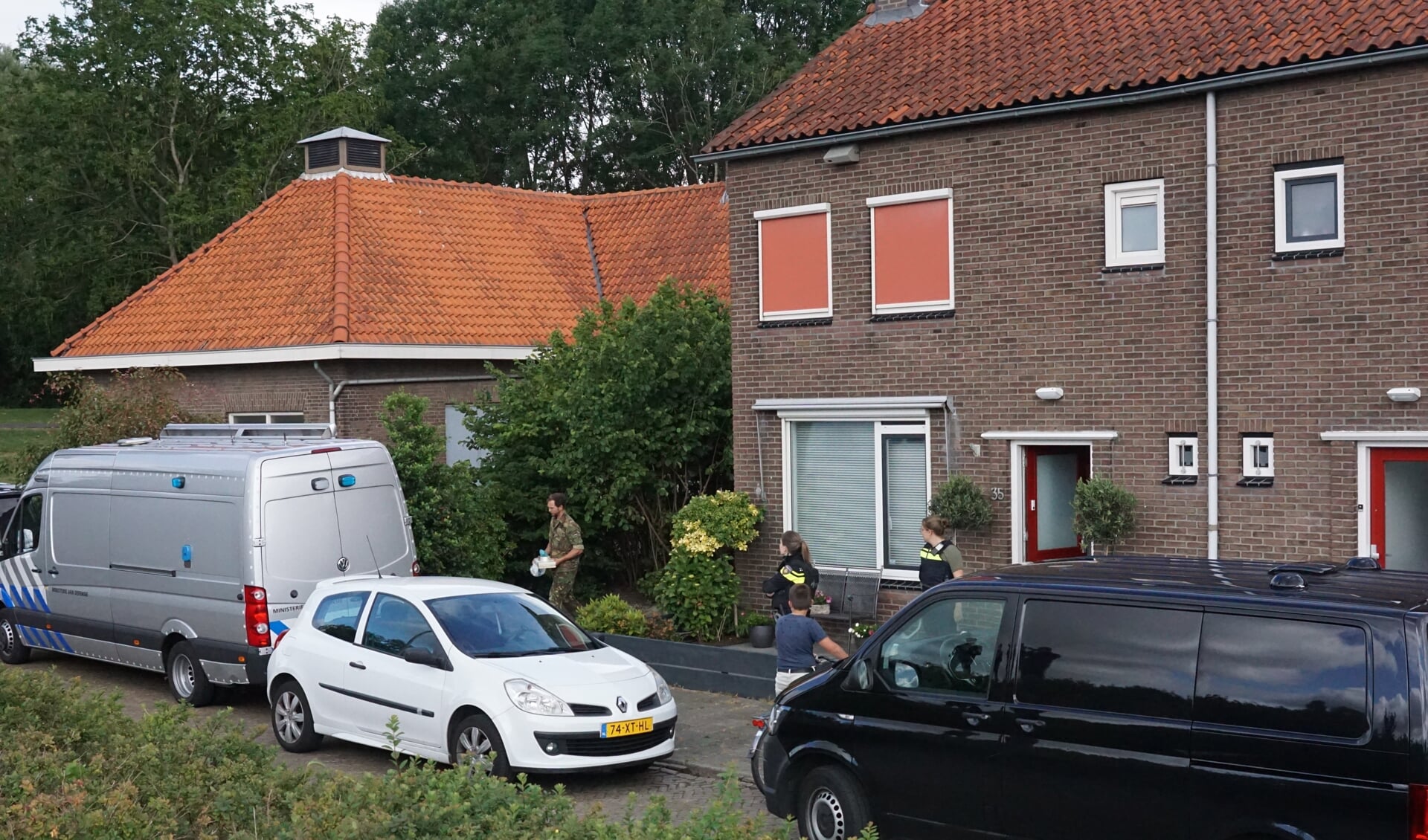 De EOD en de politie doorzochten maandag een woning aan de Esdoornlaan.