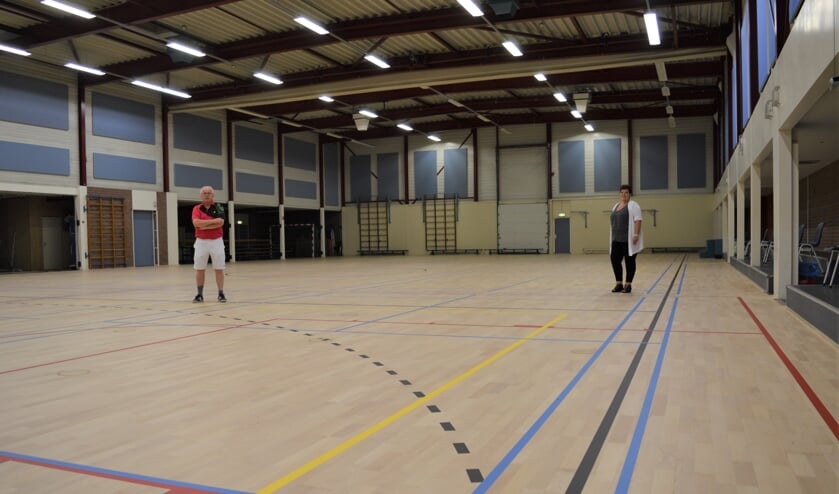 Jan van Egmond en Wilma Hertog zijn trots op de opgeknapte sporthal.