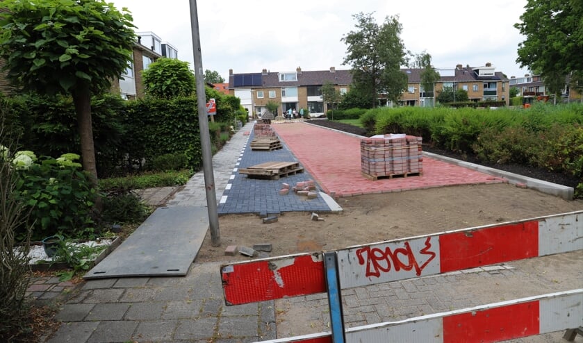 Op de smalle stoep aan de omloop is nauwelijks ruimte voor een kinderwagen.