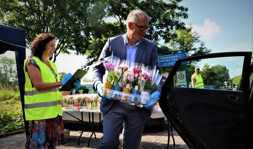 Marije Dirksen en Daan de Haas tijdens de verdeling van de planten vrijdag.