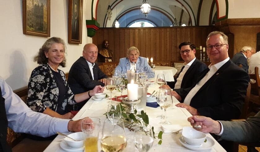 V.l.n.r. Webers echtgenote, burgemeester Brombach van Bückeburg, Aad Stuivenberg, een Duits delegatielid en burgemeester Weber.