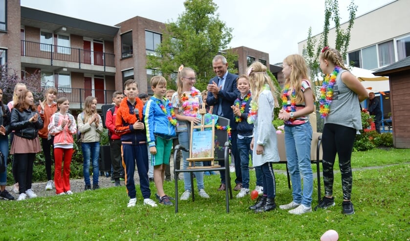 Met wethouder Jan Verbeek onthulden de makers het tijdschrift voor de ouderen in het zorgcentrum.