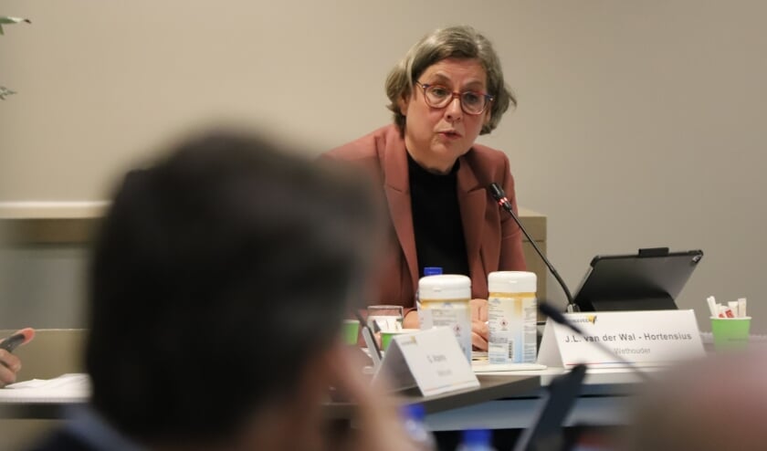 Wethouder Hannie van der Wal bij de eerste fysieke vergadering sinds tijden.