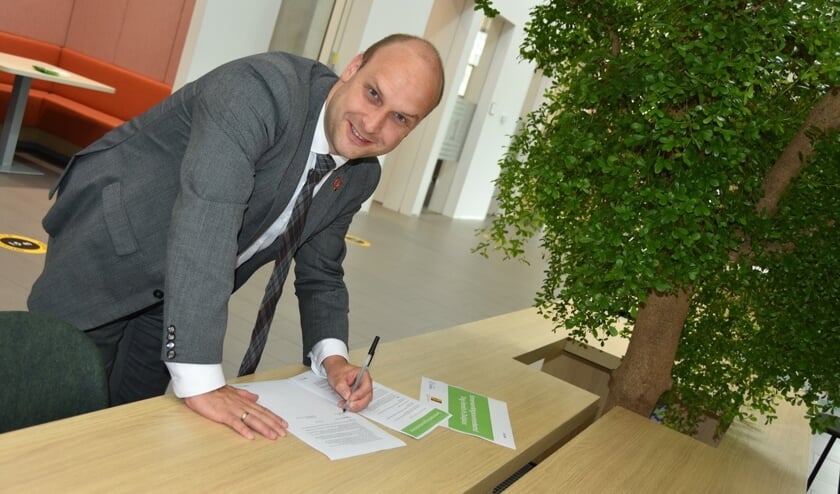 Jan Willem Schuurman kon zijn handtekening zetten dankzij een provinciale subsidie voor de aanleg van de minibossen.