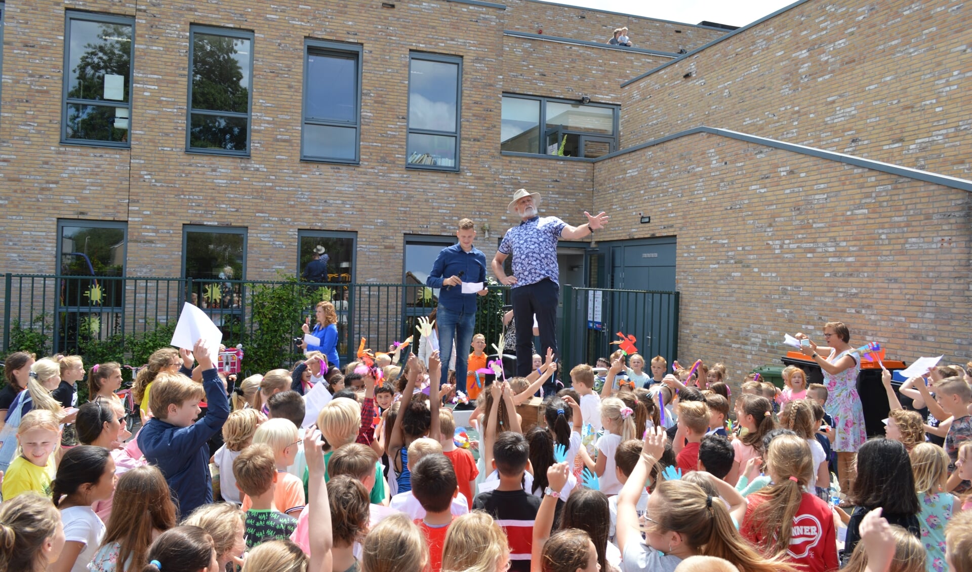 Op het schoolplein nam Theo Legters vorige week afscheid van de leerlingen van de Elimschool.