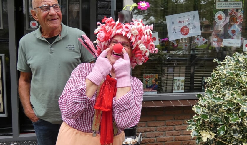 Verkleden voor de lol én voor het goede doel; daar zijn Rijk en Wilma Hofman van. Rijk keek dit keer toe als jarige.