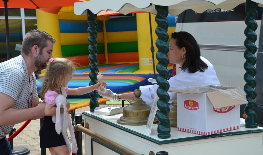 Jacklyn (2) neemt een gratis aardbeienijsje aan.