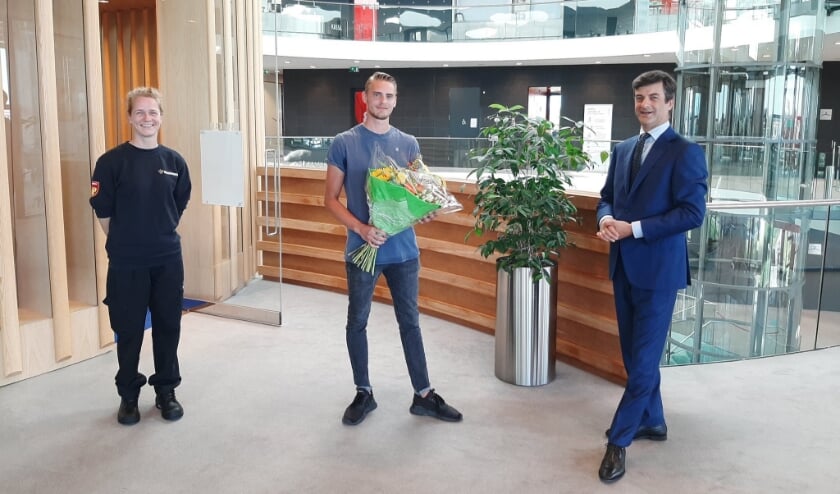 Jimi krijgt bloemen van de burgemeester.