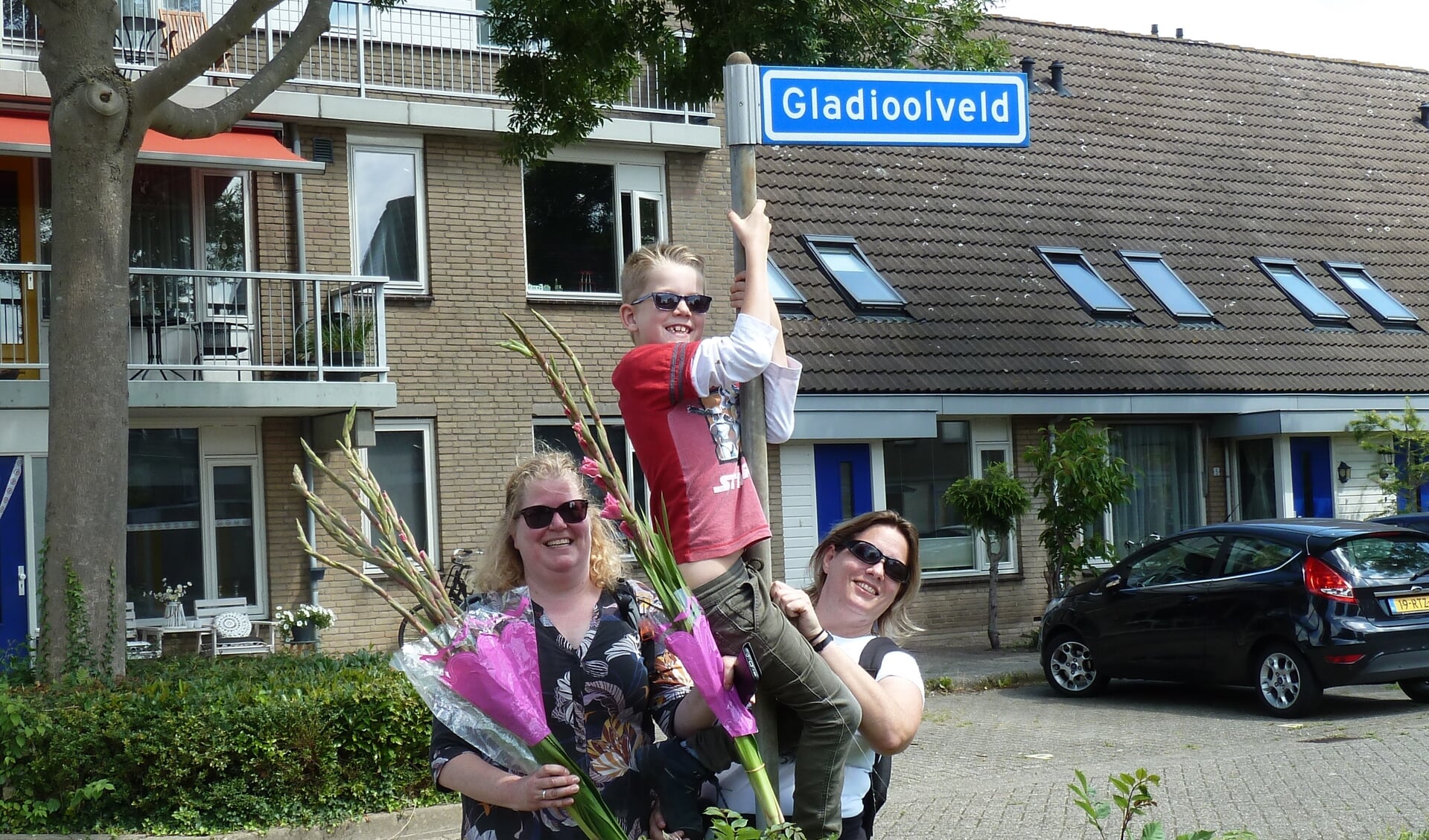 Olga Dijkstra, haar zoon Niels en Marieke Eliasar na veertig kilometer wandelen in vier dagen.
