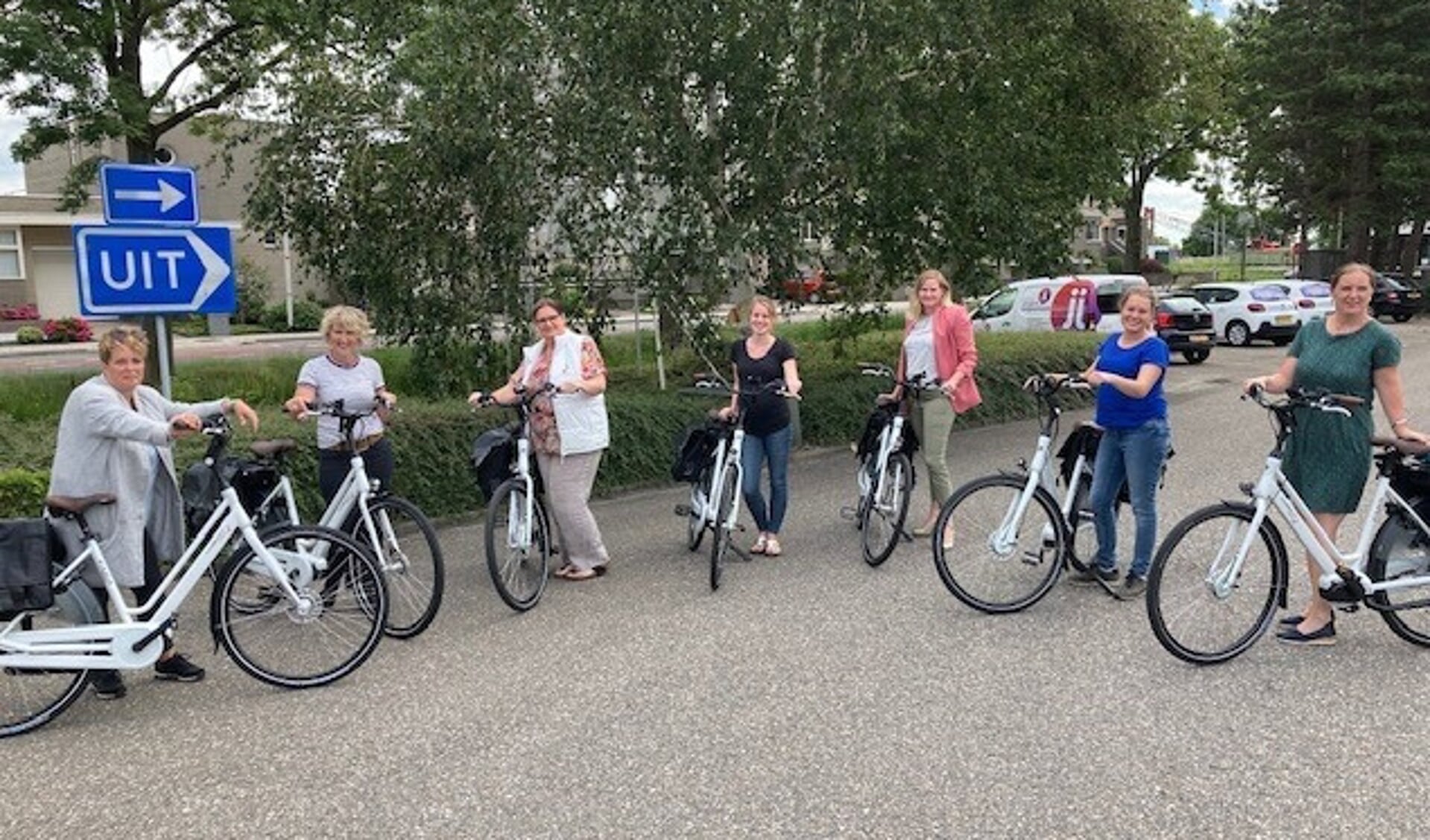 De wijkverplegers van zorgorganisatie Vierstroom bewegen zich voortaan per fiets door het dorp.