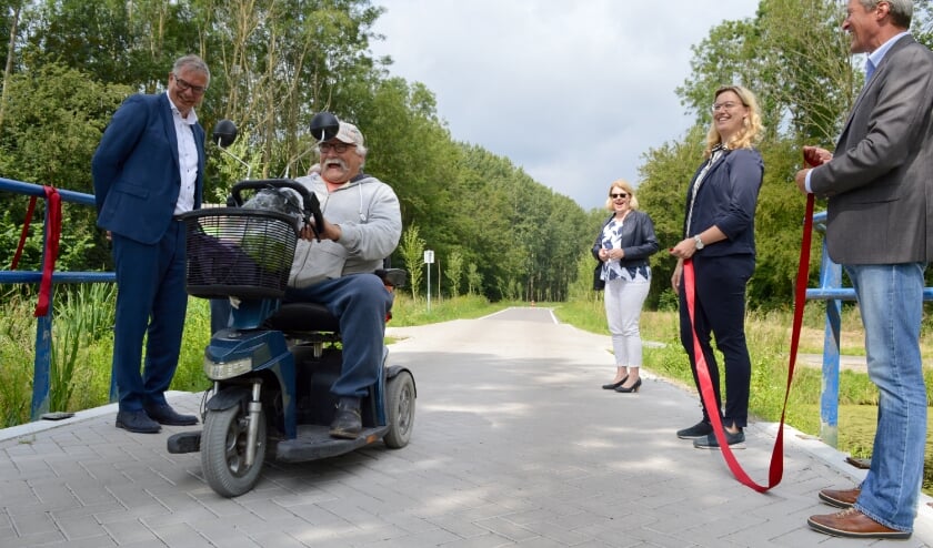 Een regelmatige gebruiker van de weg werd onvoorbereid onderdeel van de openingshandeling.