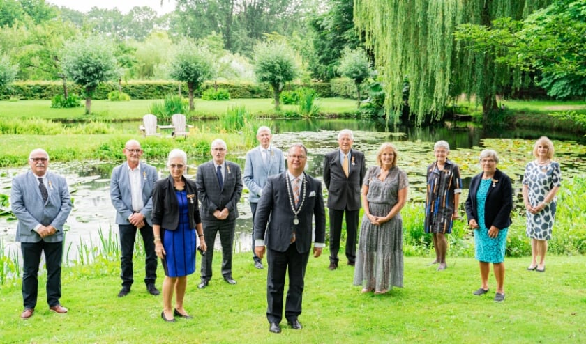 De groepsfoto samen met de burgemeester.