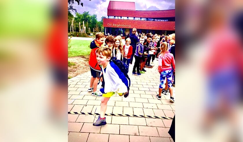 De moeder van Nathan stuurde deze foto in om het afscheid van haar zoon van groep 8 van de KWA-school vast te leggen.