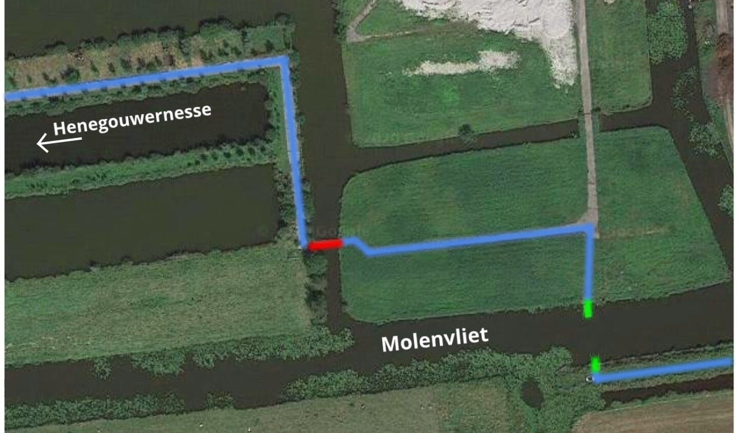 Het wandelpad (blauw), de vlotburg (rood) en het huidige trekpontje (groen). De nieuwe trekpont komt 30 meter ten zuiden van de vlotbrug.