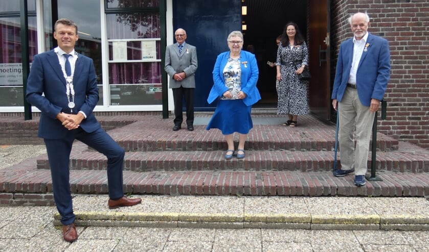 Van links naar rechts: burgemeester Nieuwenhuis, Jan van der Neut, Bea Rotteveel, Suzanne Hetyey en Gerard Torenbeek mét lintje.