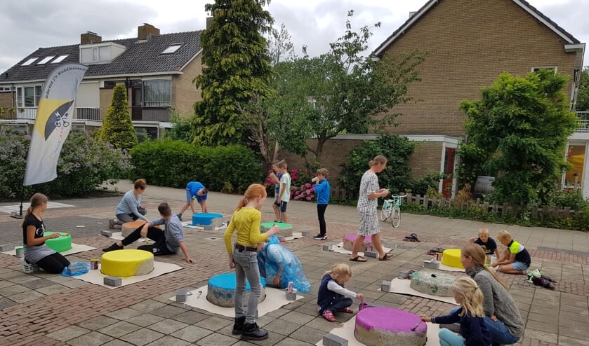 Kinderen uit de buurt van de Da Costaweg helpen mee met de opknapbeurt.