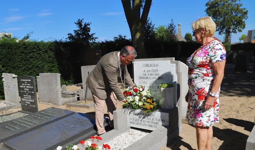 Burgemeester Han Weber en Ardien den Toom, het nichtje van Arie den Toom, bij zijn graf.  