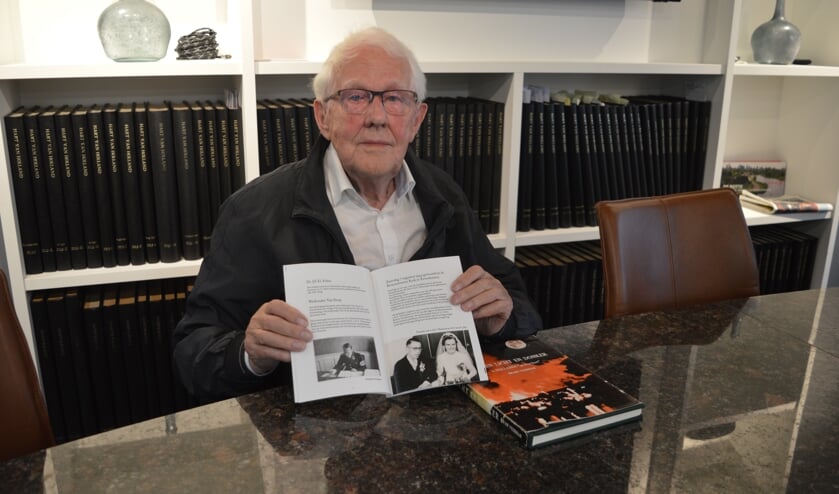 Veerman met zijn nieuwste, en oudste boek over de oorlog in Zevenhuizen.   