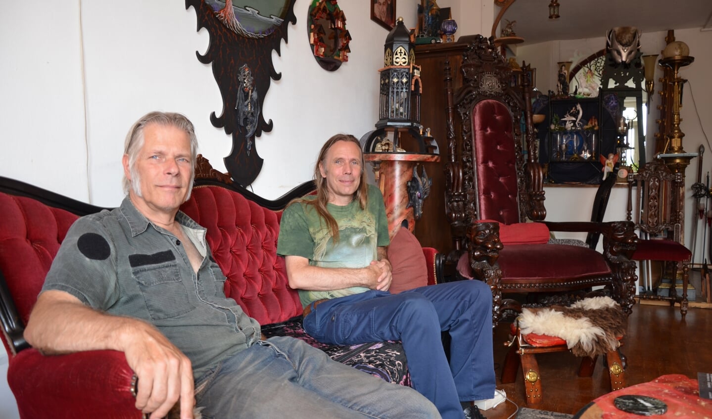 Ed Vieveen en Hans Rek zijn huisgenoten en delen de passie voor draken en kastelen.