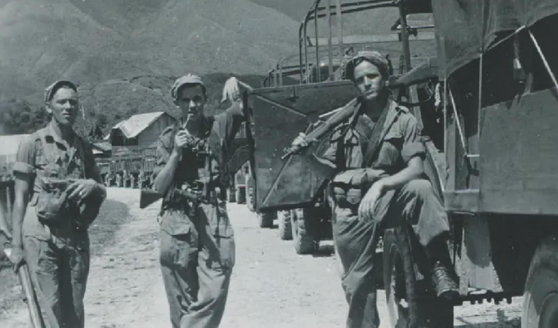 Indiëgangers tijdens de tweede politionele actie in Noord-Sumatra, 1948. Links staat Moordrechtenaar Cees van Gameren. Hij leeft nog en opende eerder dit jaar de tentoonstelling.