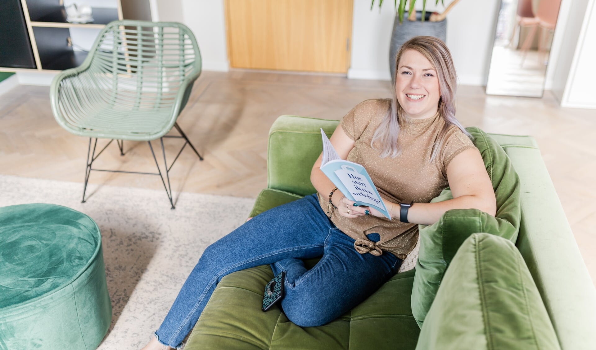 Stefanie van Pelt met haar boek 'Hoe start ik een webshop?'