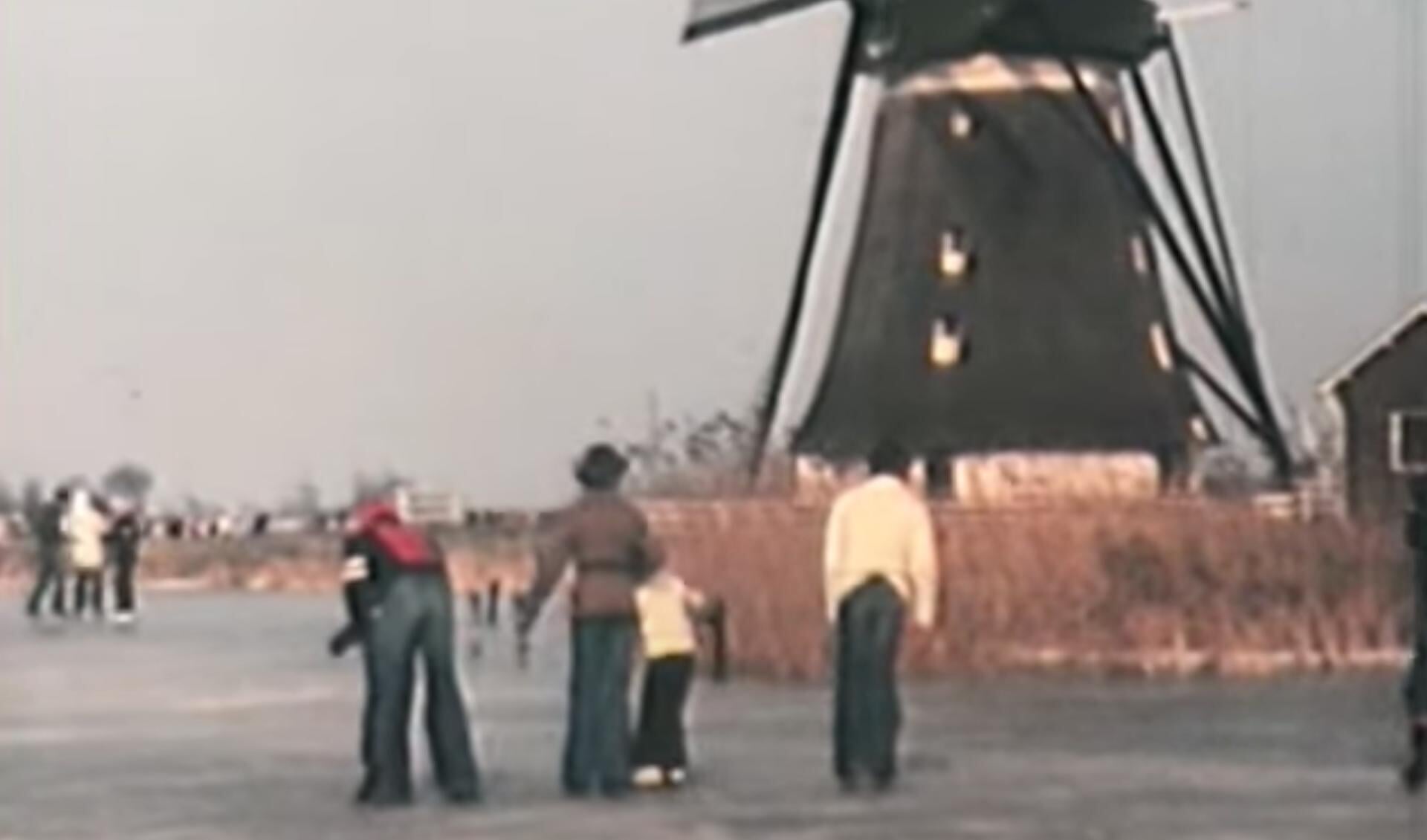 Winterse beelden van Zevenhuizen in de jaren zeventig, door Henk van Dongen.
