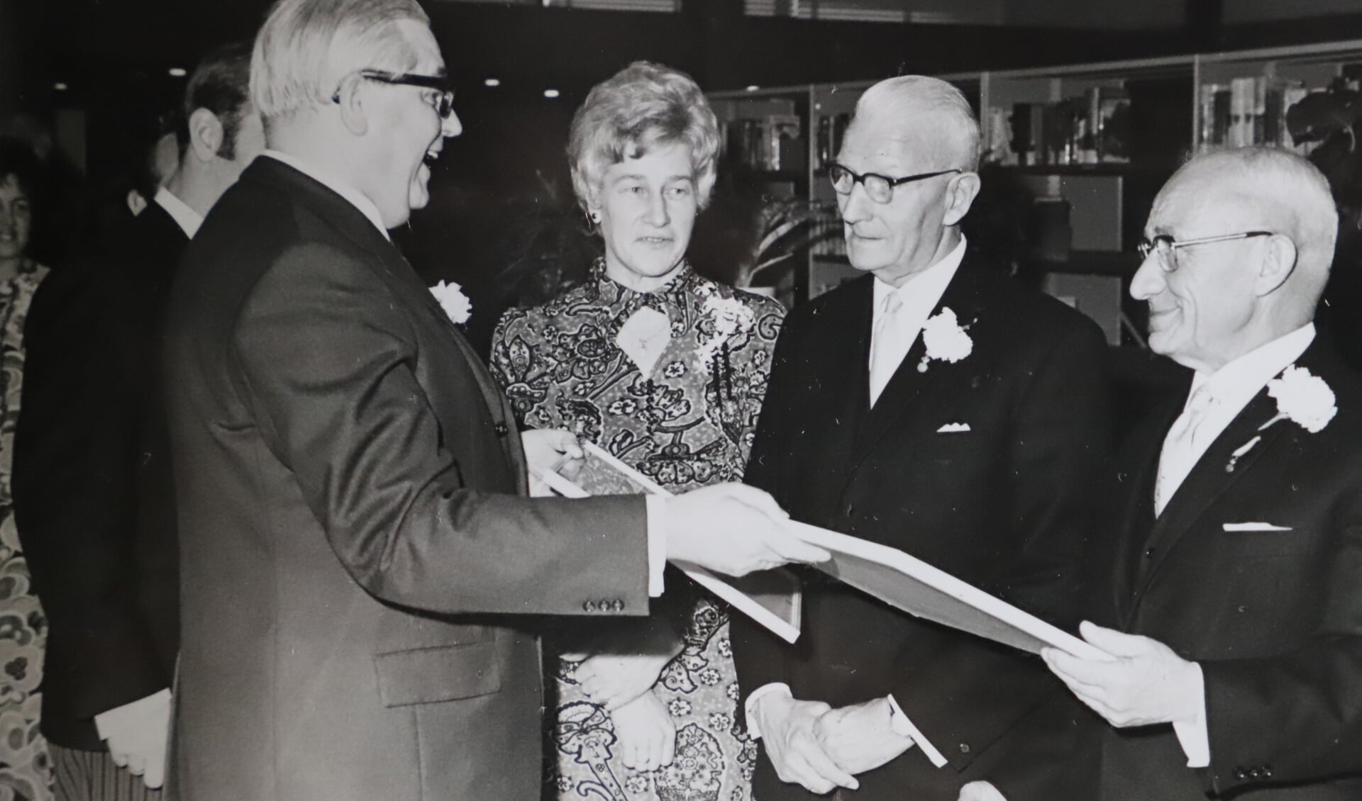 Oprichters Bontenbal en Alblas kregen bij het 50-jarig bestaan in 1971 een onderscheiding.