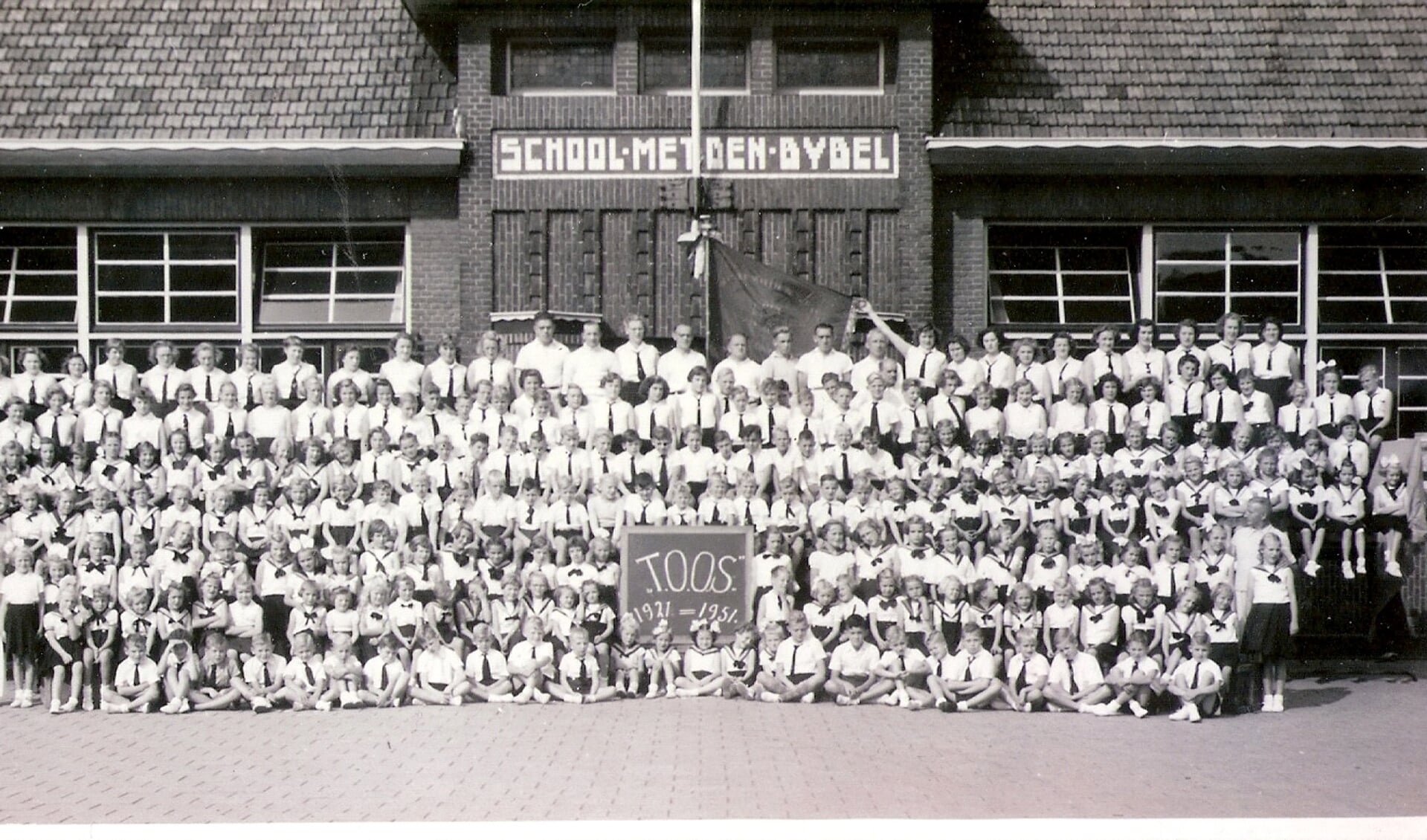 Op de foto met de hele club in 1951, het jaar dat TOOS dertig jaar werd.