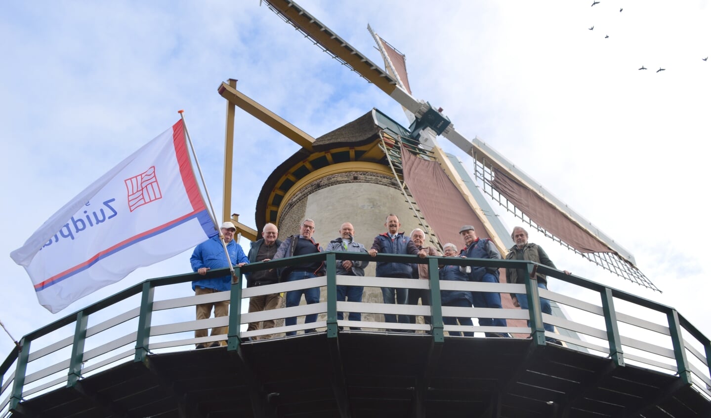 Acht vrijwilligers vertelden Nico Papineau Salm (derde van links) met trots over hun betrokkenheid bij de molen.