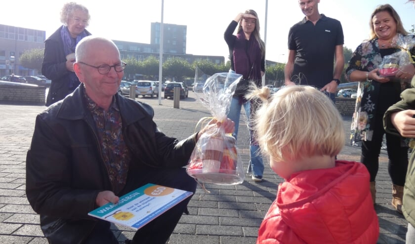 <p>Sifra Schuurman overhandigde Moerkapellenaar Gert Bakker zijn prijs.</p>