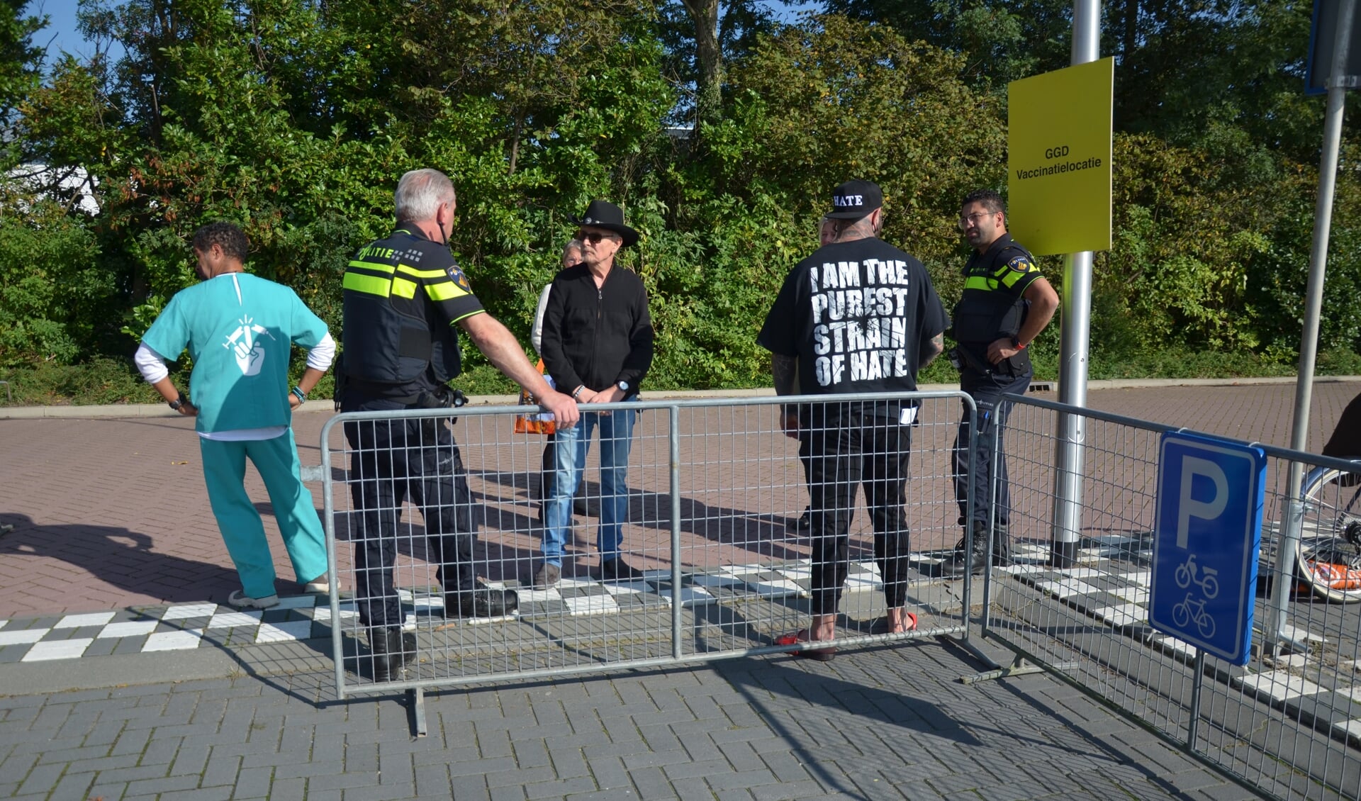Twee agenten gingen vrijdag in gesprek met de demonstranten bij de prikbus in Nieuwerkerk aan den IJssel.