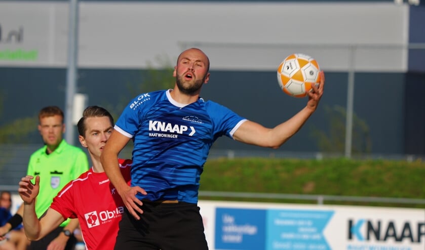 <p>Dani Hoogendoorn pakt één van zijn rebounds. </p>
