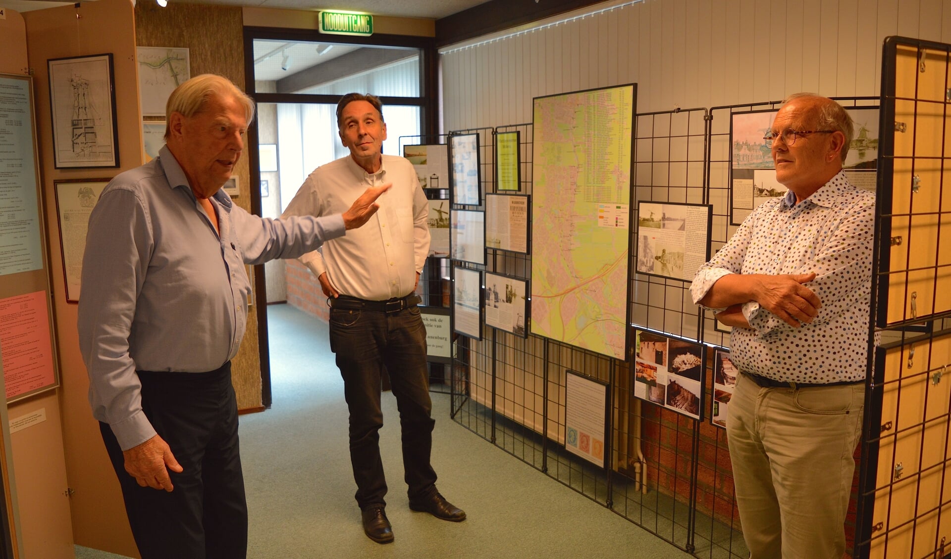 Dekker (links) geeft uitleg bij zijn Waddinxveense molenkaart, in het museum aan de Tweemanspolder.