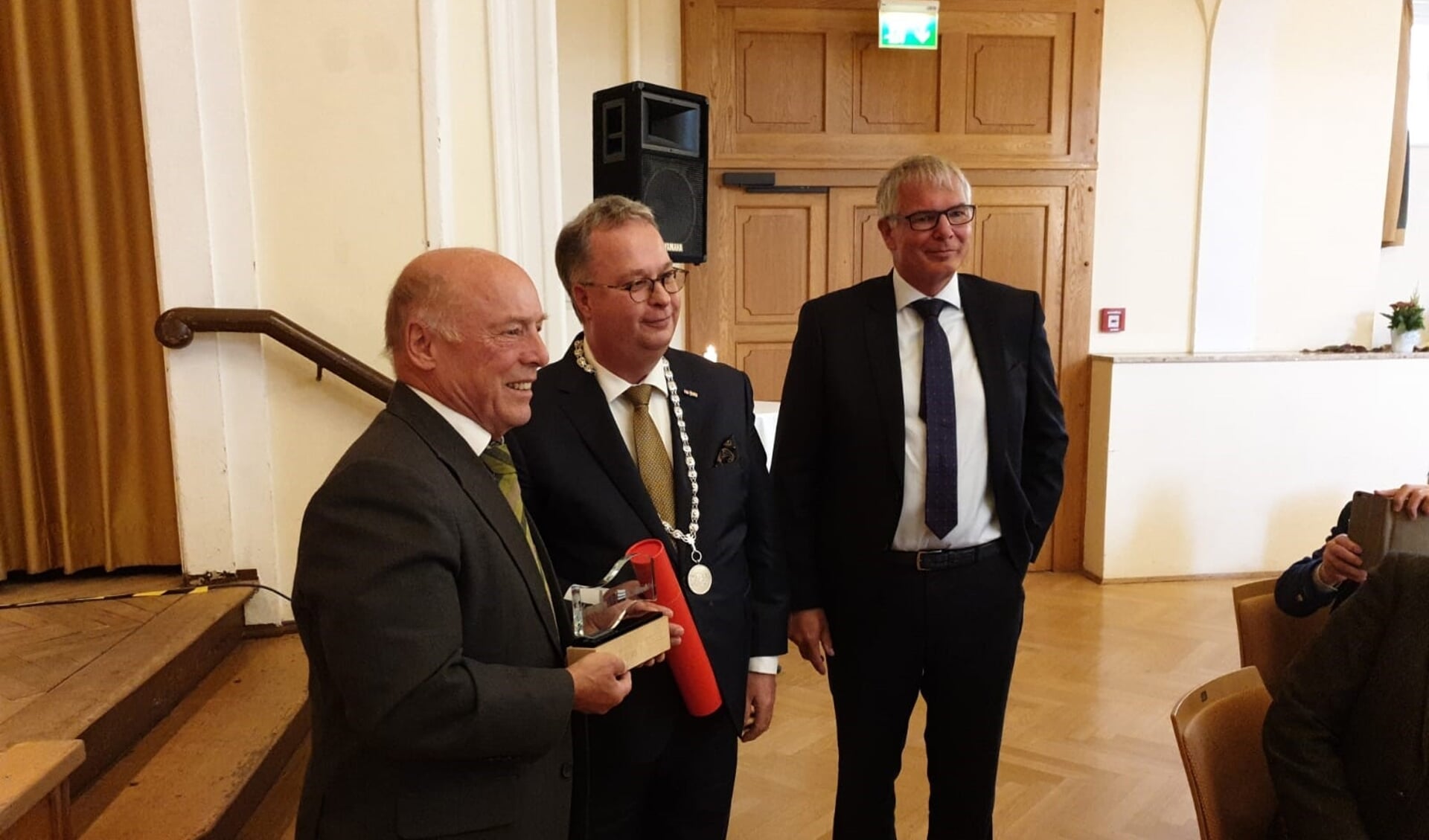 Brombach (links) gaat met pensioen en werd op zijn afscheidsreceptie onderscheiden door burgemeester Han Weber.