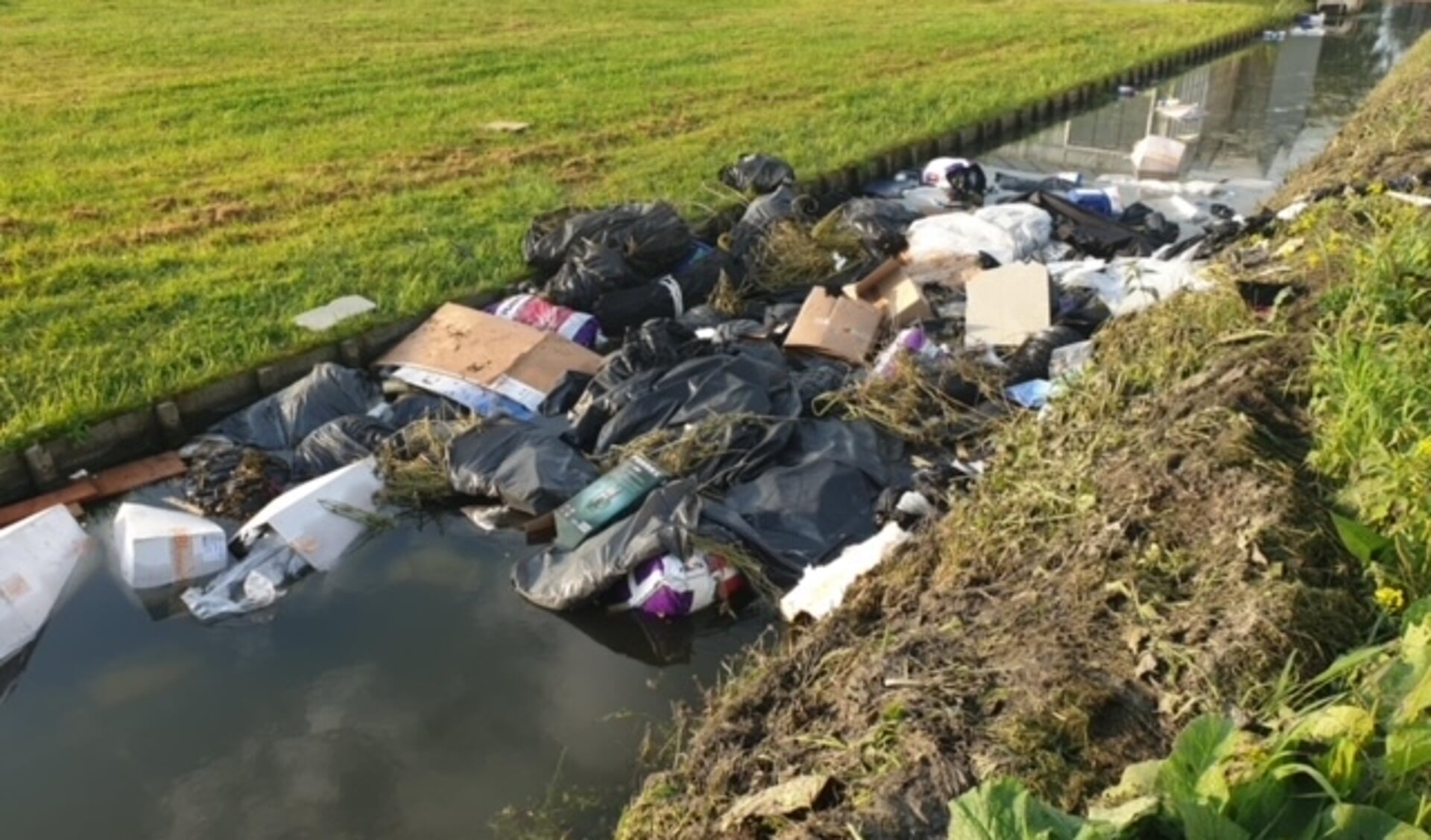 Het drugsafval werd gedumpt in het water langs de Zuidelijke Dwarsweg in Zevenhuizen.