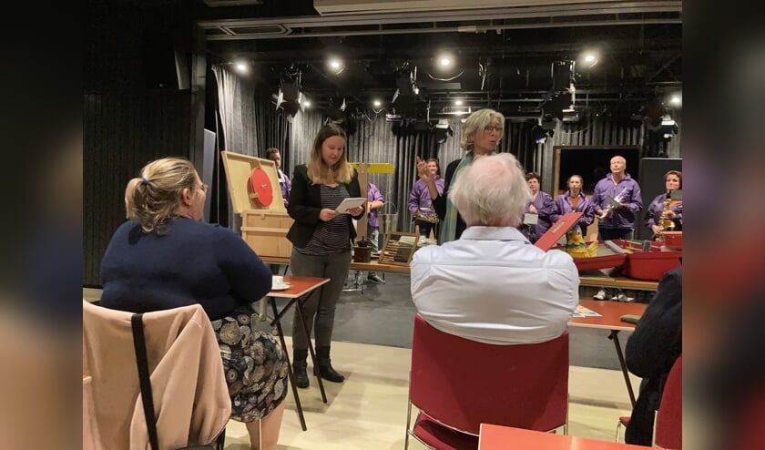 <p>Directeur Ingrid Ranftl van Vonk overhandigde een boekje aan wethouder Schippers waarmee het startsein werd gegeven voor erfgoedlessen. </p>