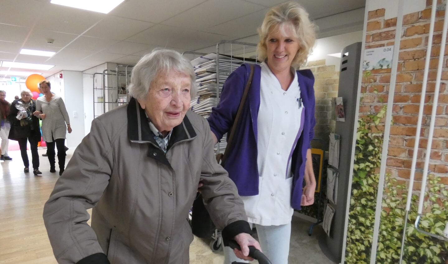 Bella de Wit (97) wordt begeleid door verpleegkundige Carola van Leeuwen.