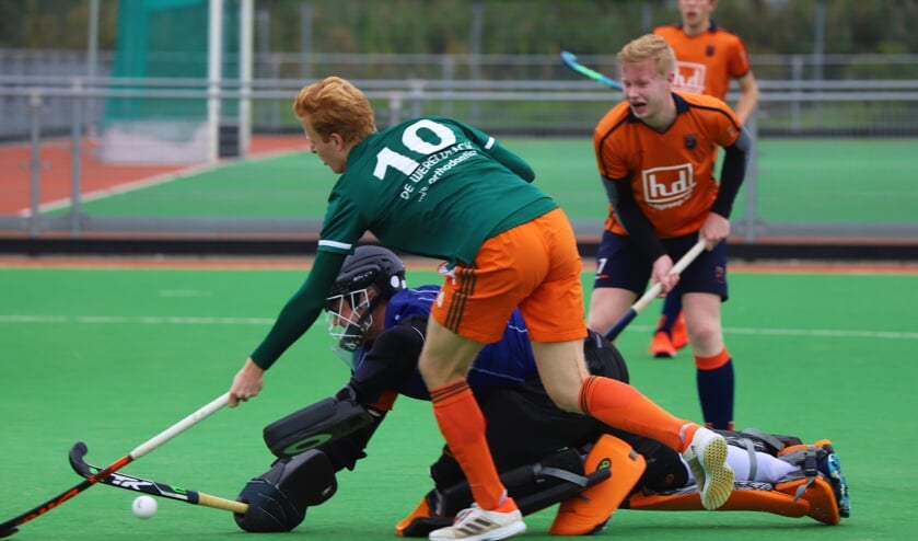 <p>Pascal Martens grijpt weer in bij een Zoetermeerse aanval.</p>