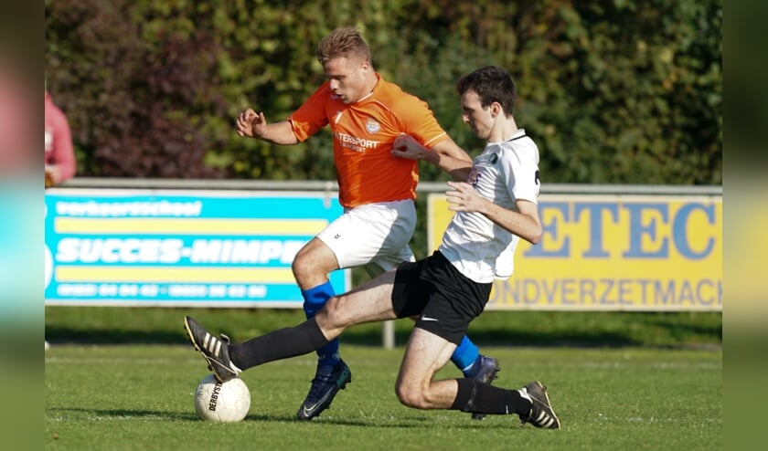 <p>Joop van der Heide probeert met een sliding een aanvaller van Alphia af te stoppen.</p>