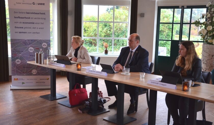 <p>Wethouder Kirsten Schippers (rechts) vertrouwt op de Bodegravenboog als oplossing voor de verkeersdrukte.</p>