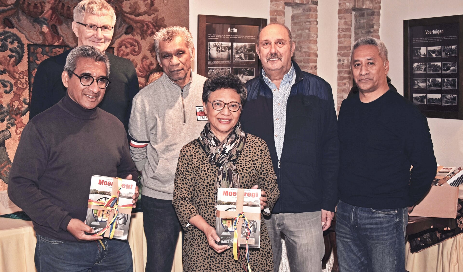Met een strik eromheen zijn de tijdschriften geschonken aan vertegenwoordigers van de Molukse gemeenschap.