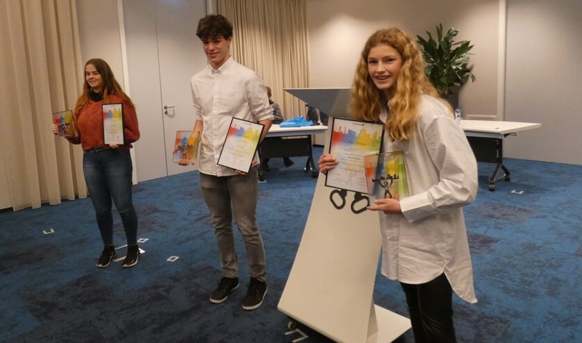 <p>Suzanne Gorissen (l), Mathijs Molenaar en Liva van Steensel met hun oorkonde en award in de hand.</p>