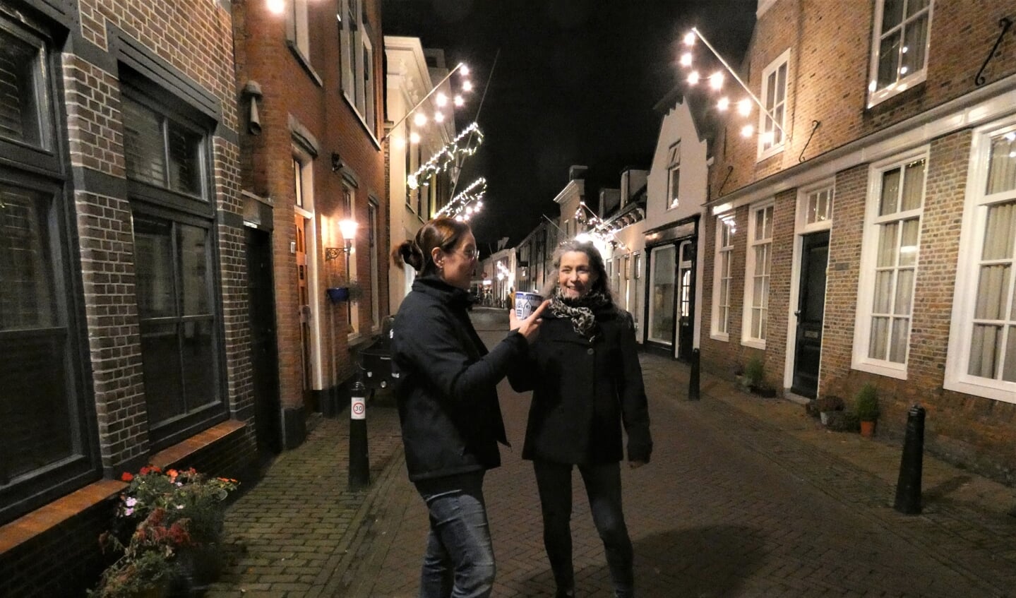 Berthe Jager (links) en Helen de Zeeuw. "We willen er een jaarlijks event van maken: Dorpsstraat bij sfeerlicht”, zegt Jager. 