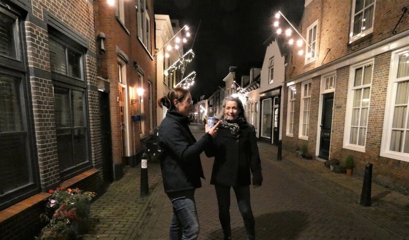 <p>Berthe Jager (links) en Helen de Zeeuw. &quot;We willen er een jaarlijks event van maken: Dorpsstraat bij sfeerlicht&rdquo;, zegt Jager.&nbsp;</p>  