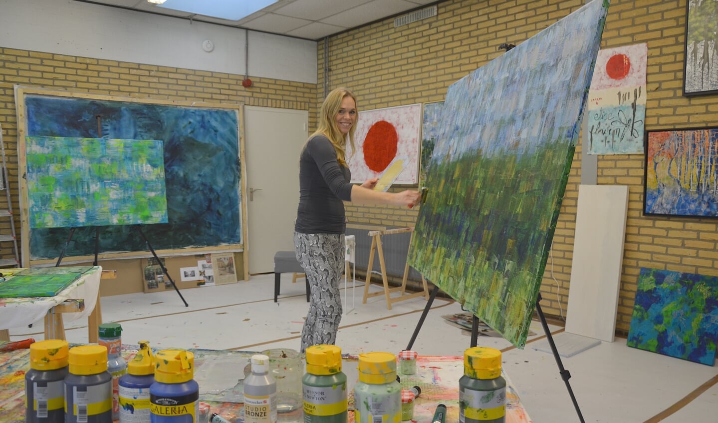 Elise Eekhout in haar atelier aan de Heggewinde in Waddinxveen.