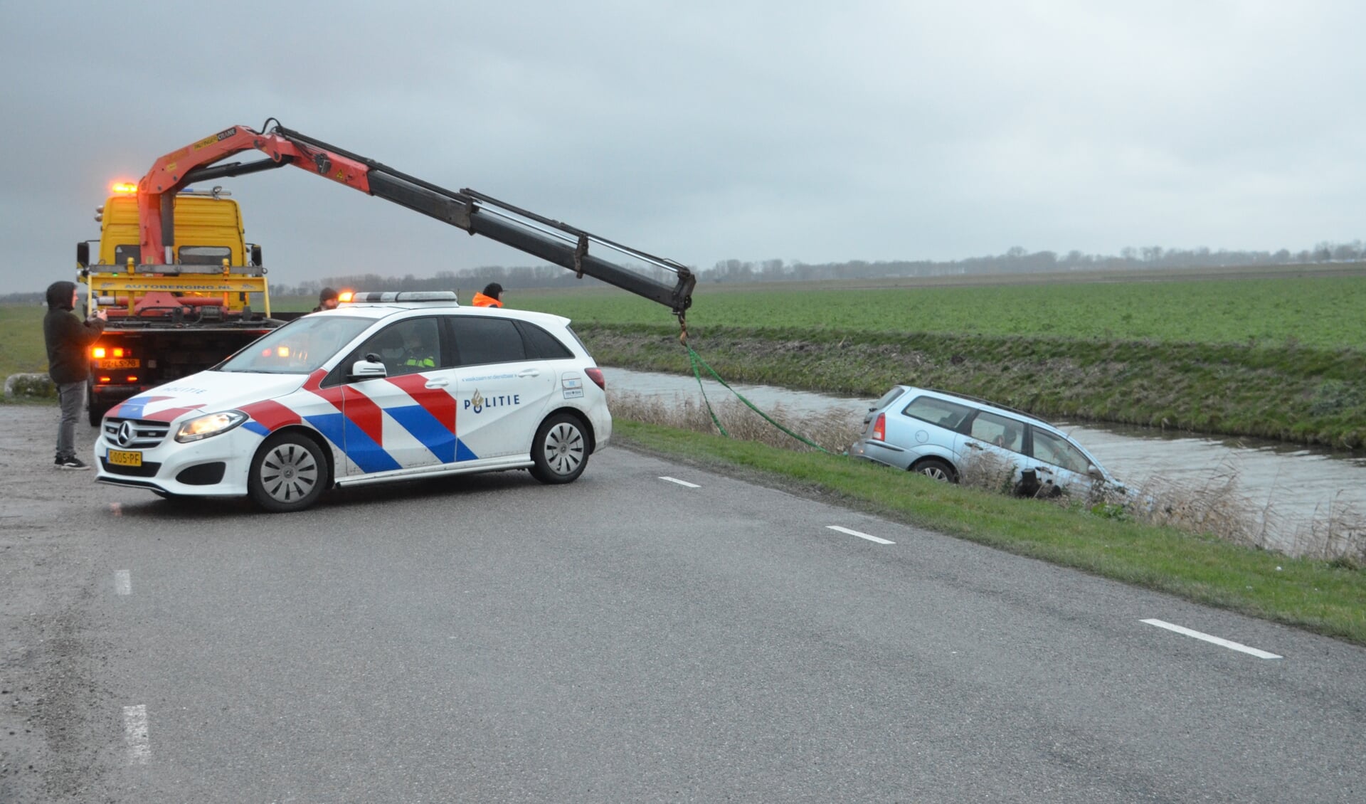 De auto was vermoedelijk vanwege een vergeten handrem het water ingerold.