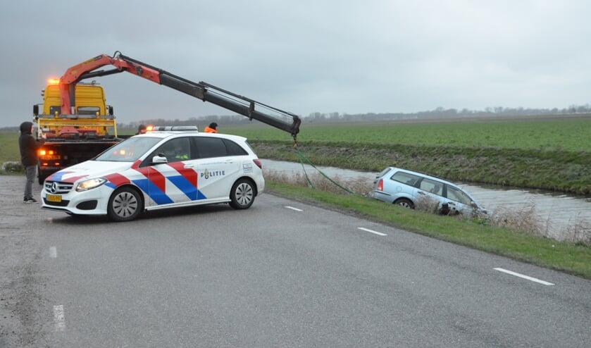 <p>De auto was vermoedelijk vanwege een vergeten handrem het water ingerold.</p>