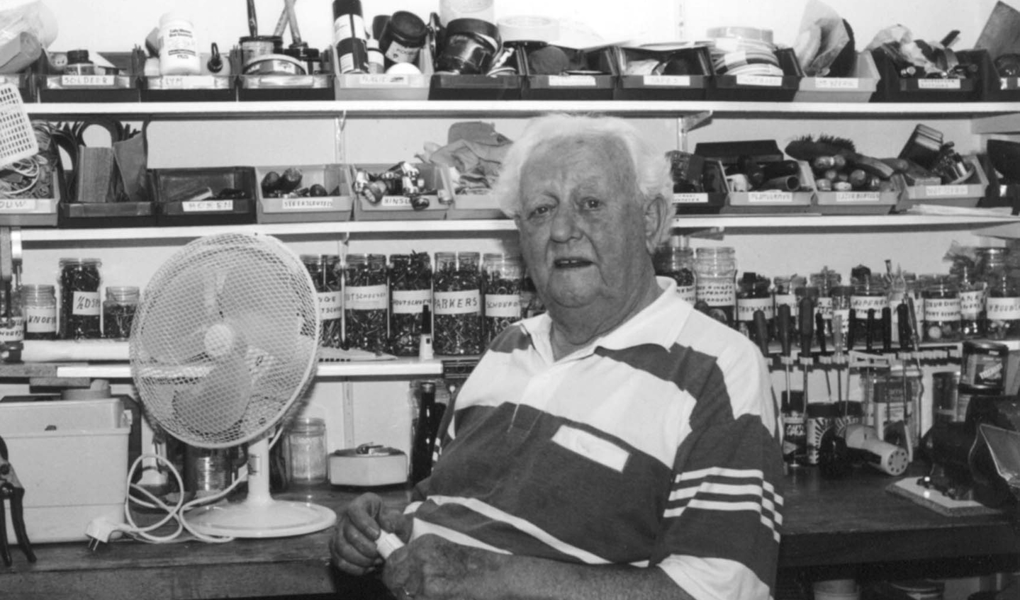 Cees van der Zwaard, in 2002 al 91 jaar, op Mallorca waar hij ook graag sleutelde aan van alles en nog wat. (foto: Allard van Gent)