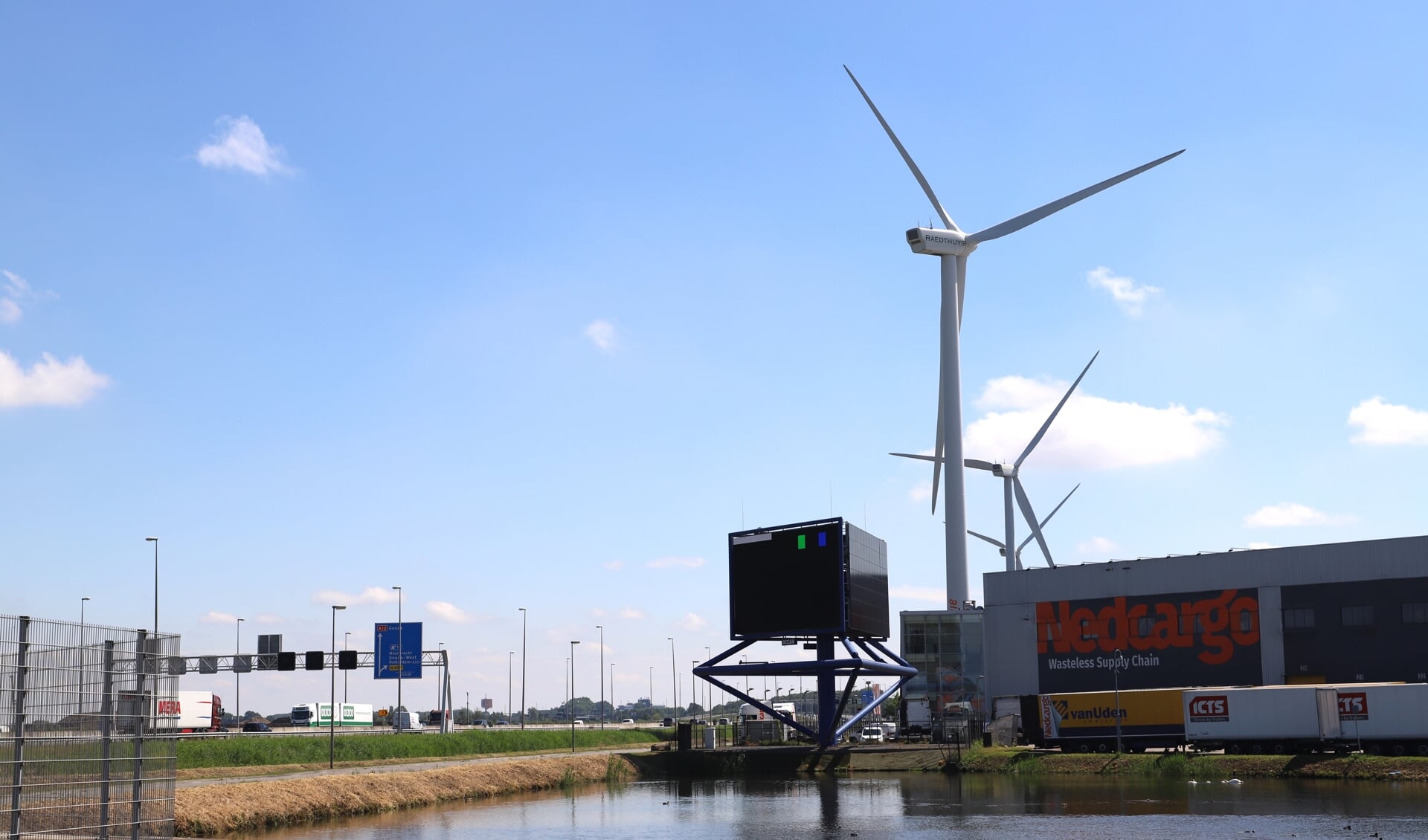 'Zonnepanelen op daken van bedrijven en op de hoeken van bedrijfsterreinen windturbines.'